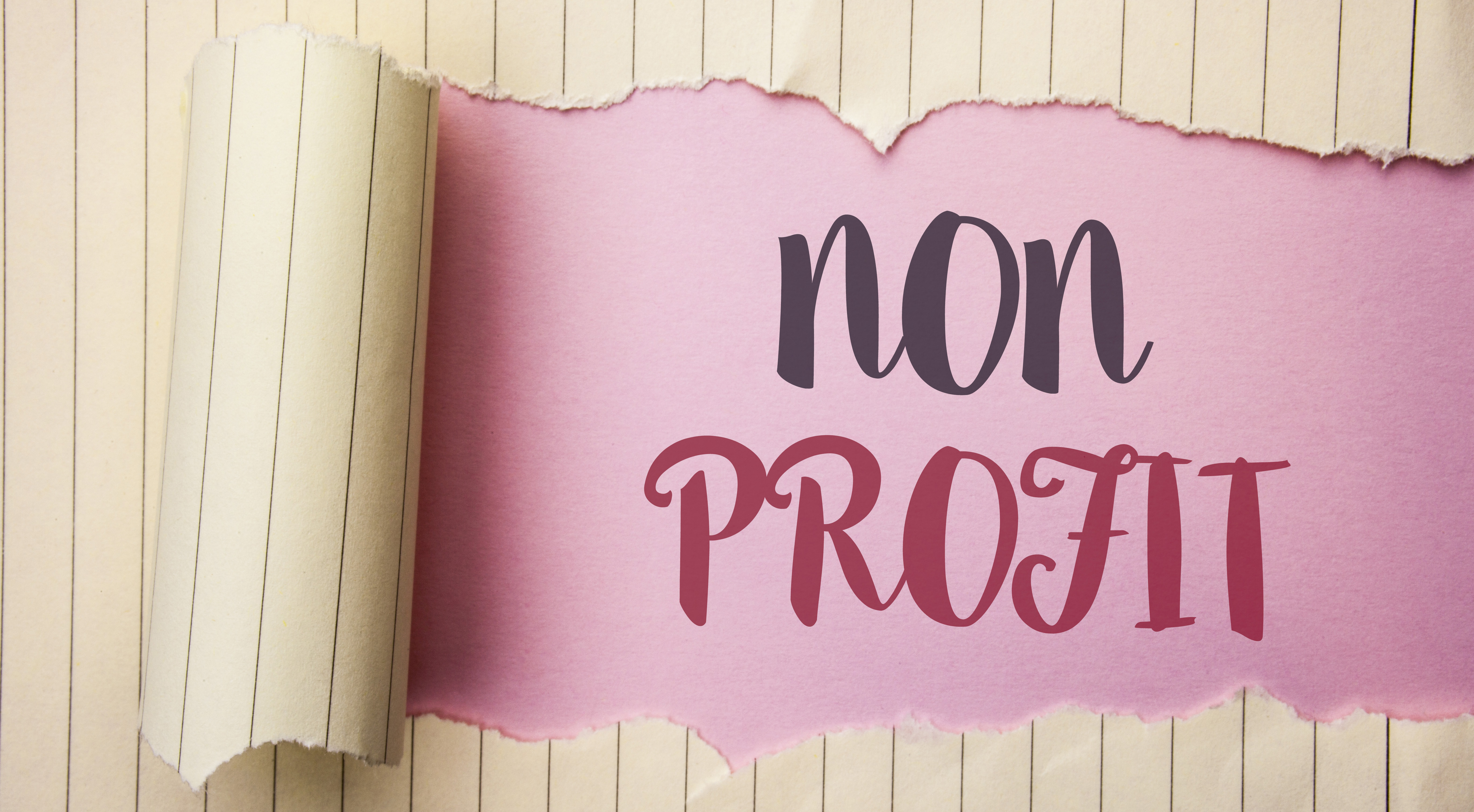 Scritta "non profit" su fondo rosa