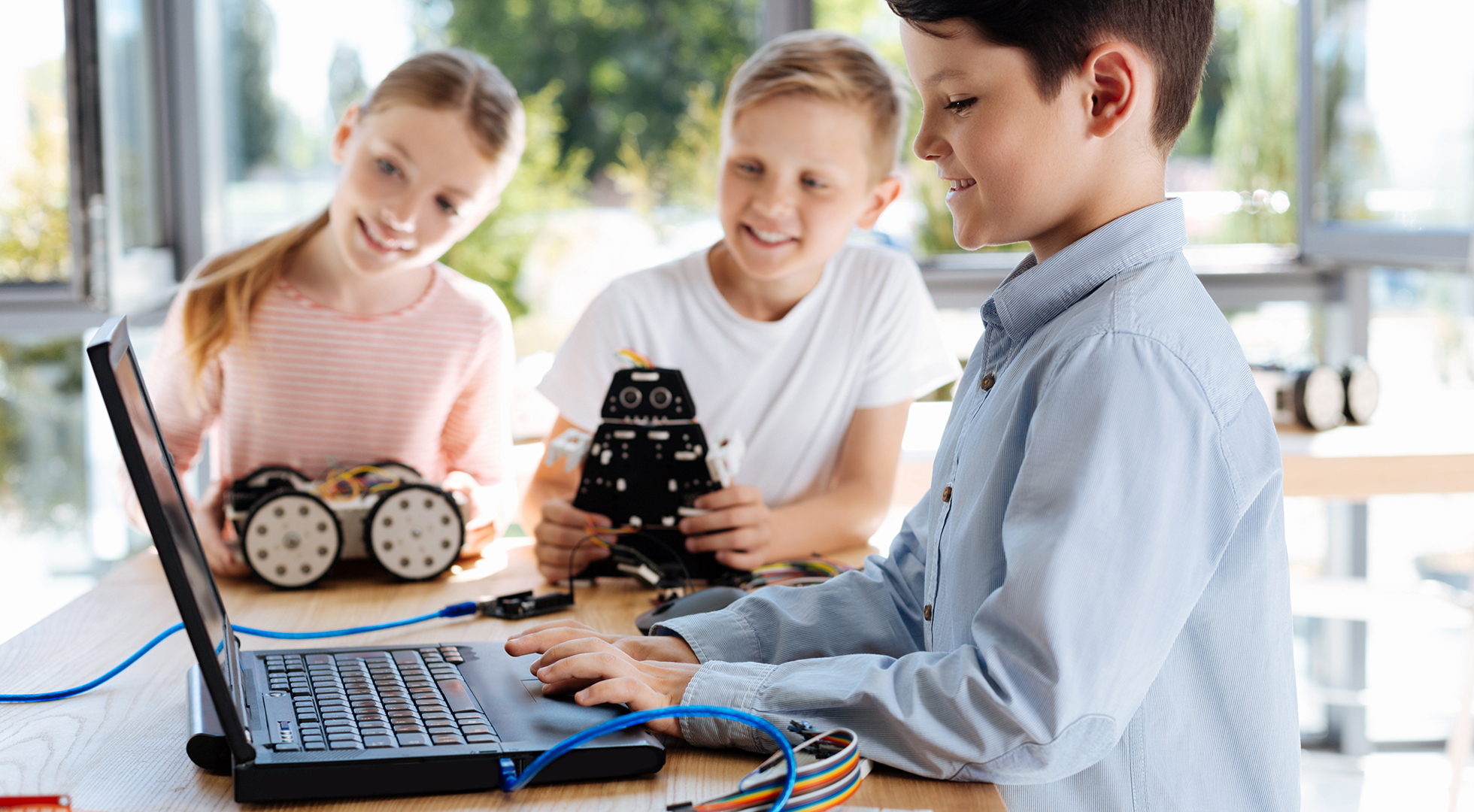 Bambini durante un laboratorio di robotica e programmazione