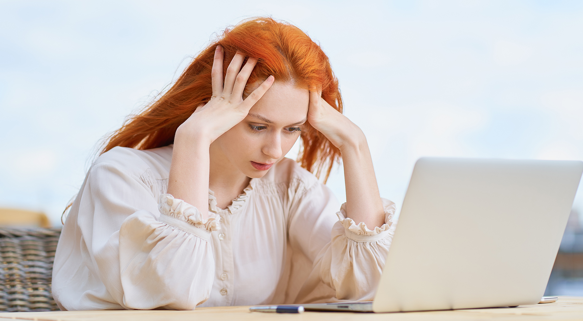 La situazione delle donne rappresentata da una donna al computer con un'espressione ansiosa